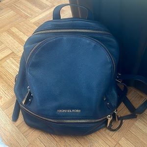 👑Rhea Medium Leather Michael Kors Backpack🎒👑